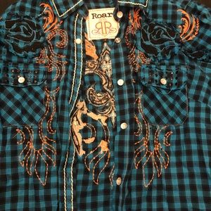 Roar button up